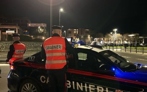 Nasconde la droga sotto un ponte: scattano le manette