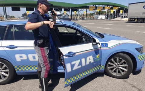 Sotto la ruota di scorta nasconde 119 grammi di droga, arrestato un 26enne
