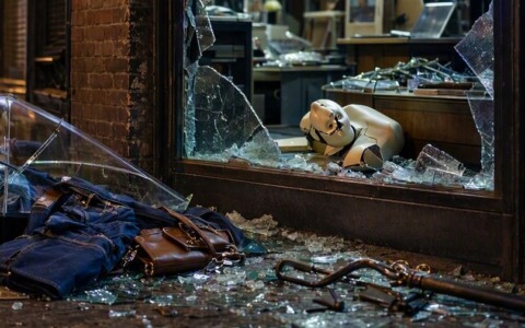 Nella notte spaccata al compro oro di Corso Martiri a Brescia: la sindaca incontra il questore