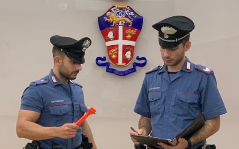 Sorpresi a danneggiare le auto in sosta, nei guai due giovani