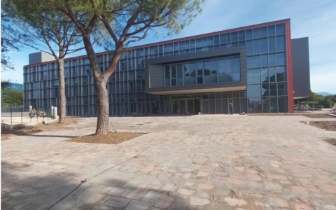 Nuova scuola primaria: «Servono conti chiari e soluzioni per l’impianto geotermico»