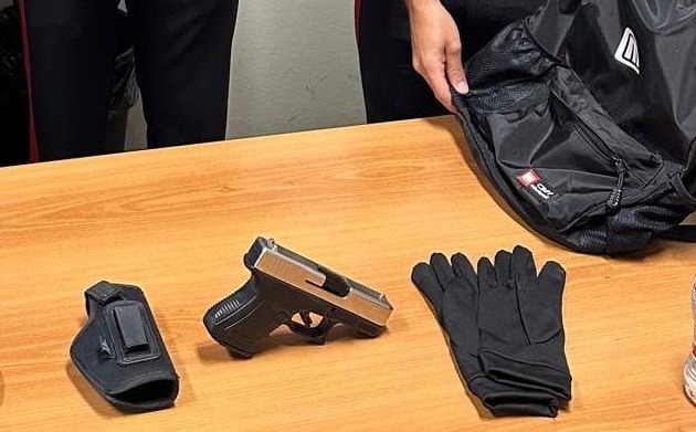 Paura al discount: minaccia le dipendenti con una pistola e scappa senza pagare
