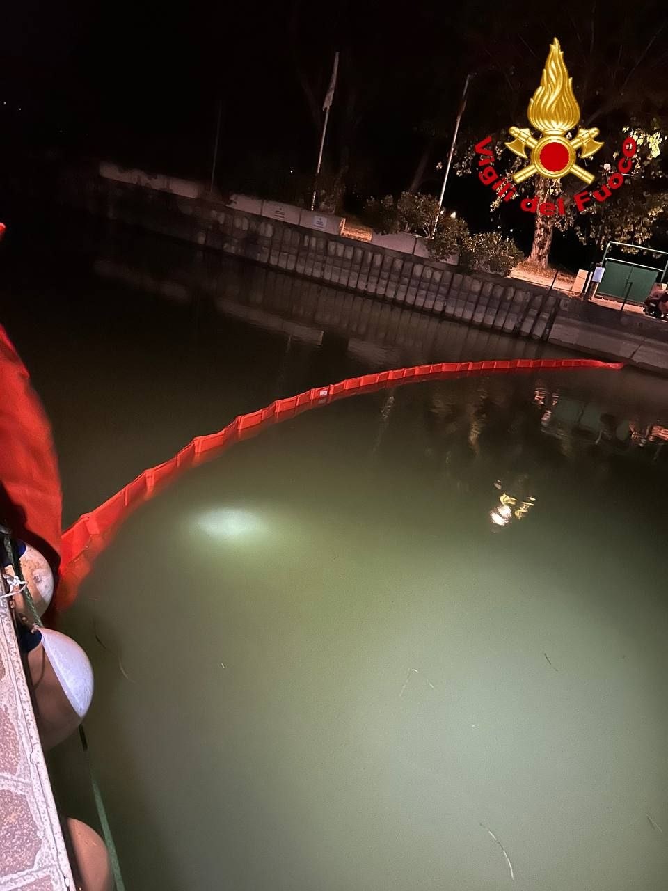 Perdita di carburante nella notte da un’imbarcazione a Sirmione: l’intervento dei Vigili del Fuoco