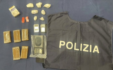 Pusher in manette: sequestrati 127 grammi di cocaina e mezzo chilo di hashish