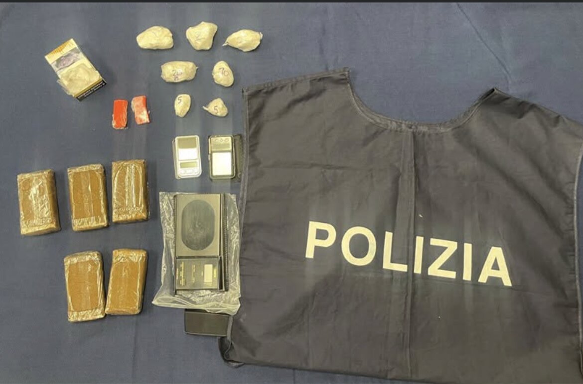 Pusher in manette: sequestrati 127 grammi di cocaina e mezzo chilo di hashish