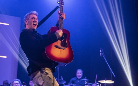 Rimandato al 2027 l’evento “Omaggio a Lucio Battisti” con Sasha Torrisi in programma a Salò