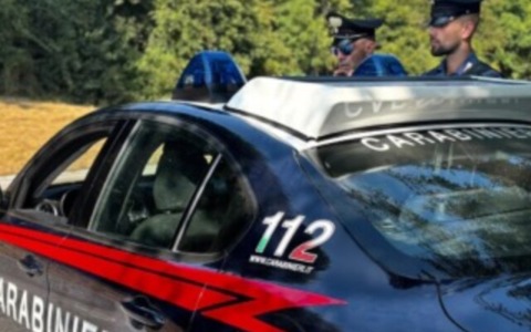 Ruba uno scooter da un’abitazione, lo tinge di marrone e applica una nuova targa: 31enne denunciato a piede libero