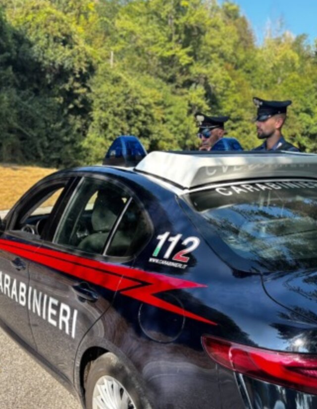 Ruba uno scooter da un’abitazione, lo tinge di marrone e applica una nuova targa: 31enne denunciato a piede libero