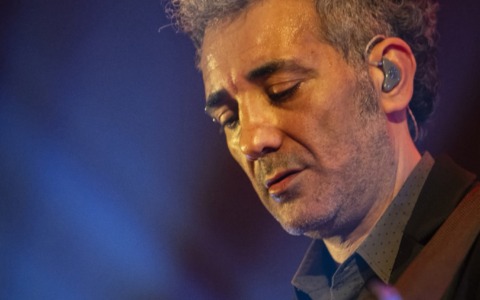 “Omaggio a Lucio Battisti”: Sasha Torrisi protagonista in piazza Vittoria a Salò