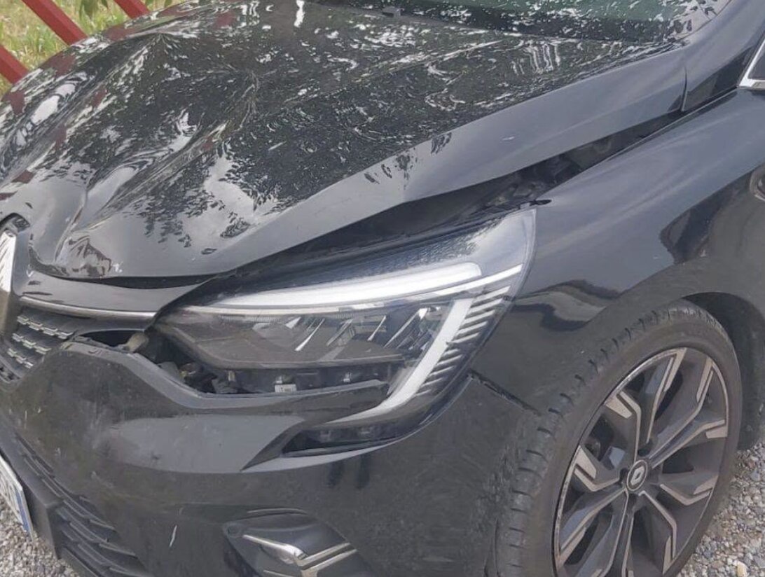 Scappa pensando di farla franca: auto pirata intercettata dalla Locale