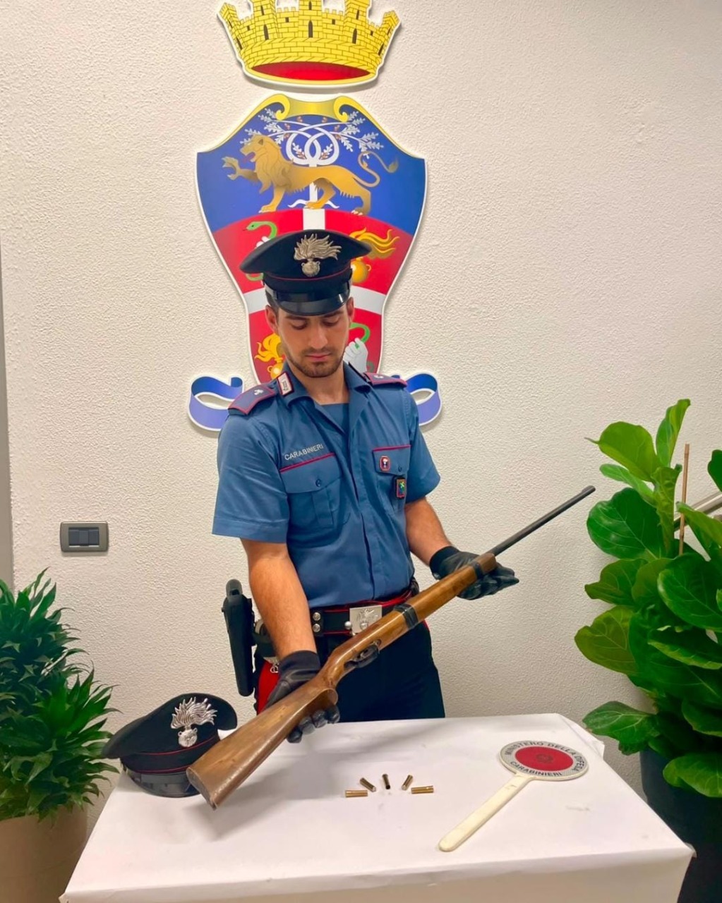 Schiamazzi durante una festa: minaccia i giovani e spara in aria con un fucile non dichiarato, denunciato
