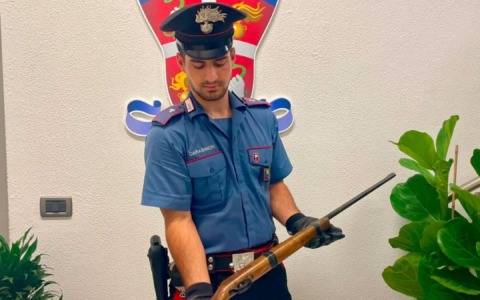 Schiamazzi durante una festa: minaccia i giovani e spara in aria con un fucile non dichiarato, denunciato