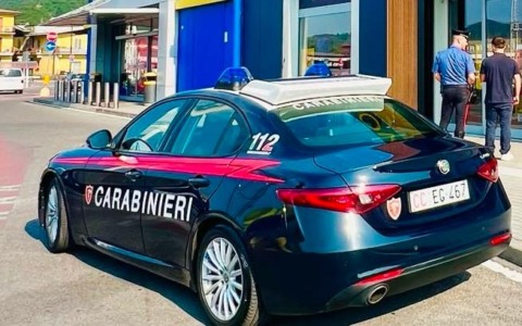 Scoppia la lite in strada, aggrediti anche carabinieri e soccorritori