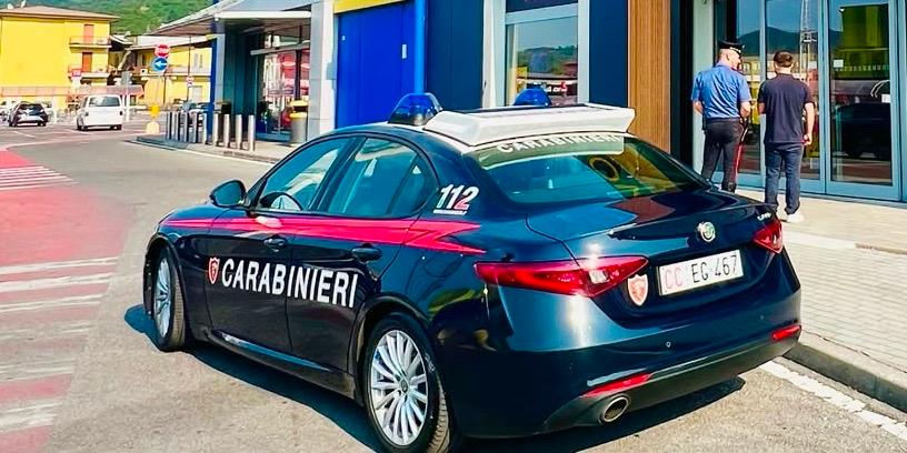 Scoppia la lite in strada, aggrediti anche carabinieri e soccorritori