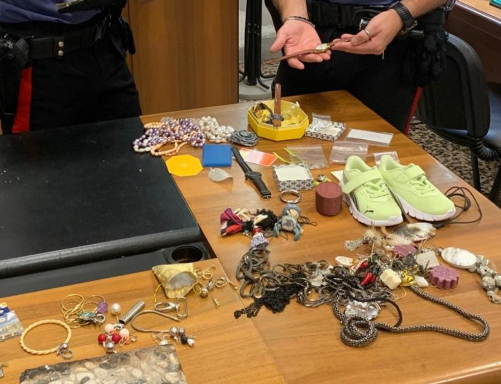 Villaggio Badia: due giovanissime rubano gioielli da un’abitazione, intervengono i Carabinieri