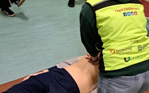 Salva il vicino con il massaggio cardiaco