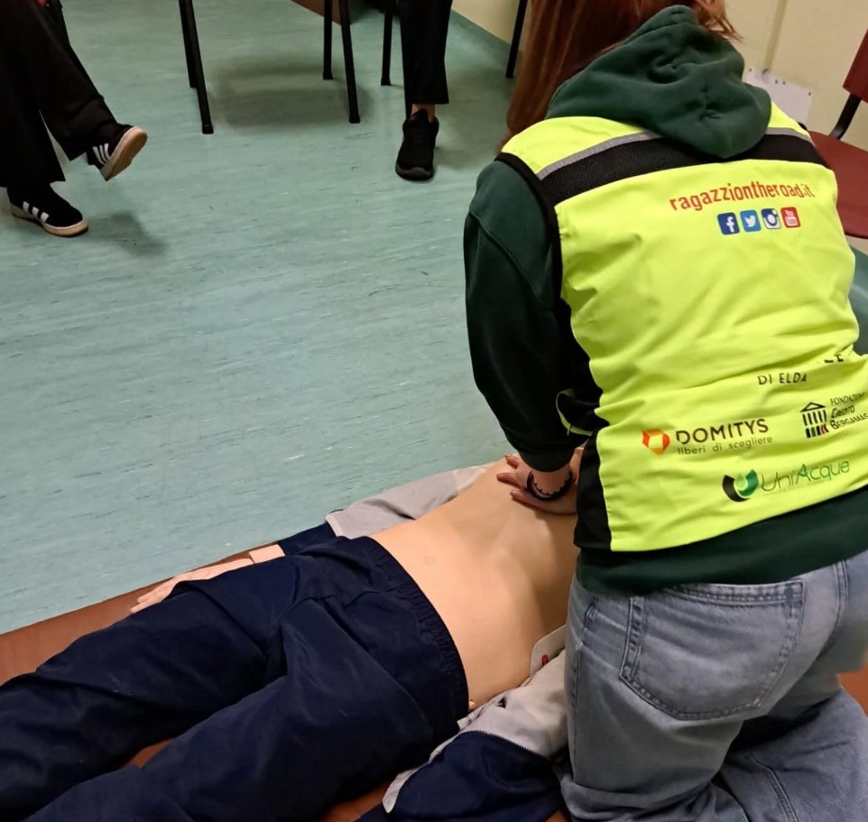 Salva il vicino con il massaggio cardiaco