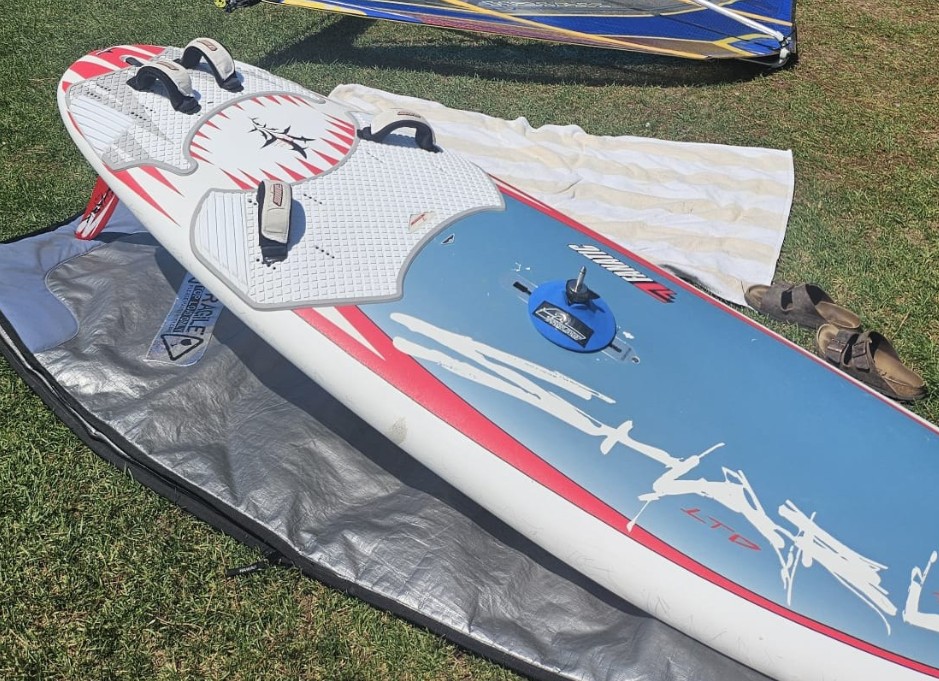 Smarrita tavola da windsurf
