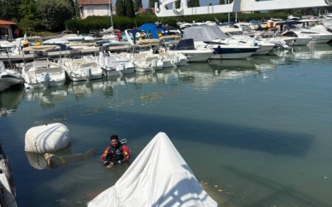 Sirmione: recuperata l’imbarcazione affondata, bonificata la zona di sversamento carburante