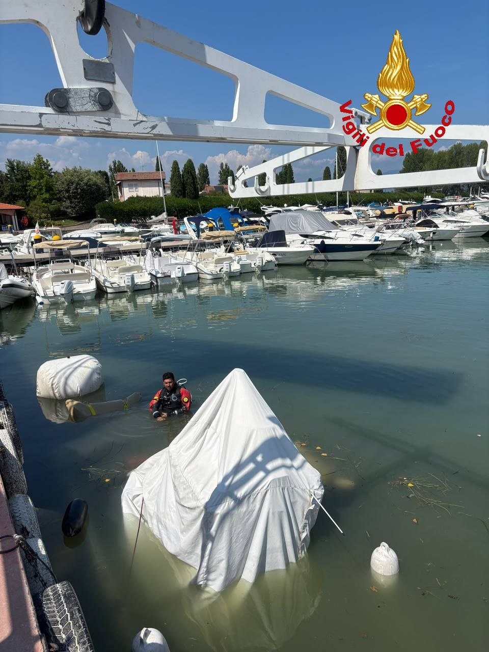 Sirmione: recuperata l’imbarcazione affondata, bonificata la zona di sversamento carburante