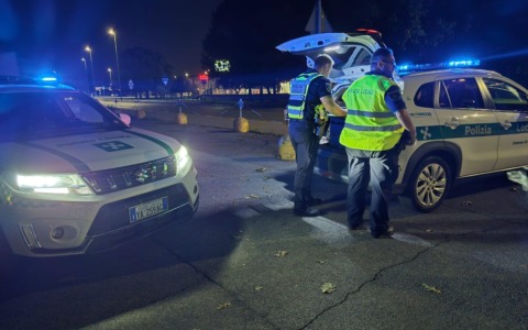 Spaccio e consumo di droga a Chiari, Locale e unità cinofila in prima fila: 43 auto e 64 persone controllate