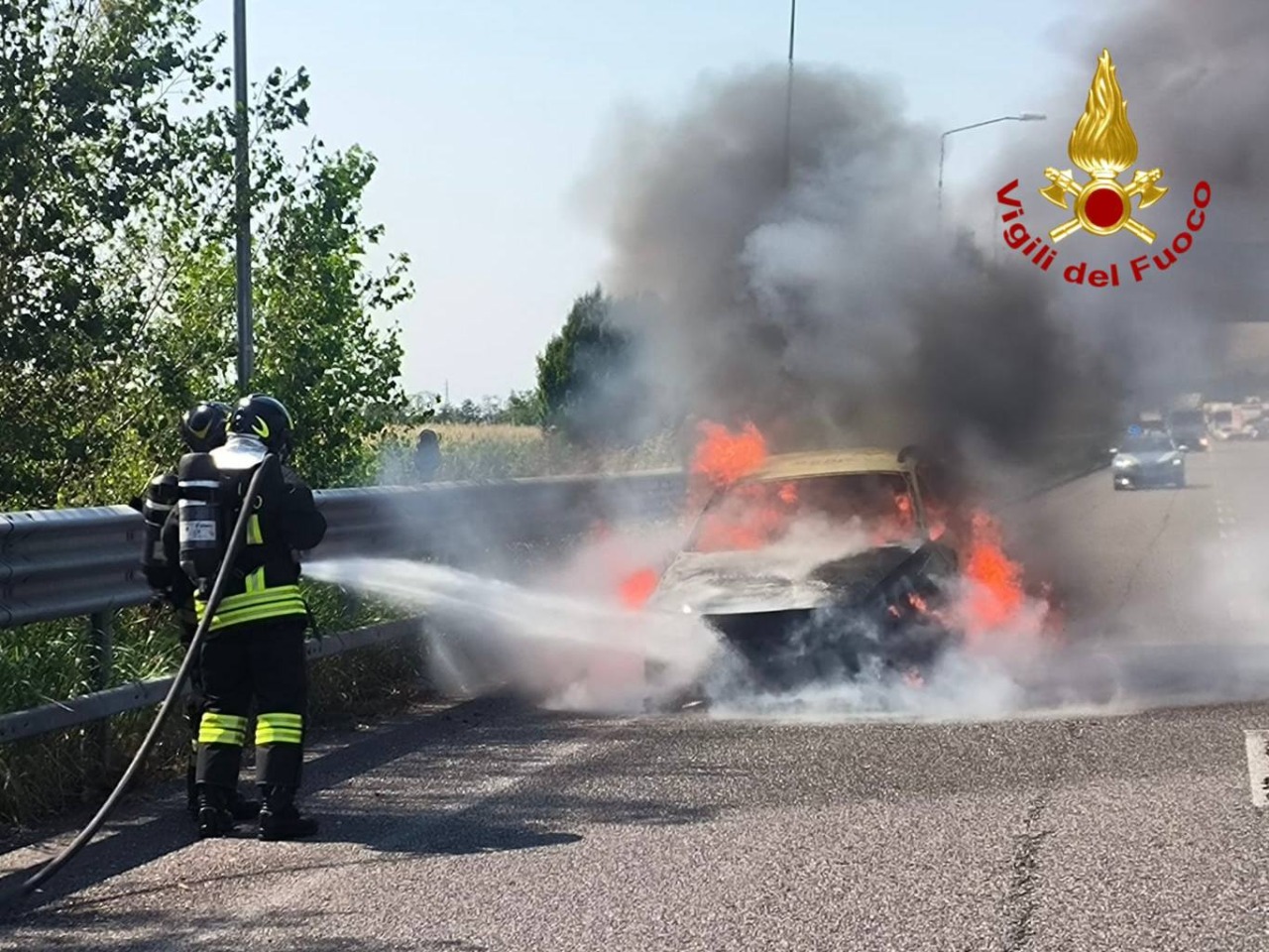 Tangenziale Sud: a fuoco un’auto, l’intervento dei Vigili del Fuoco