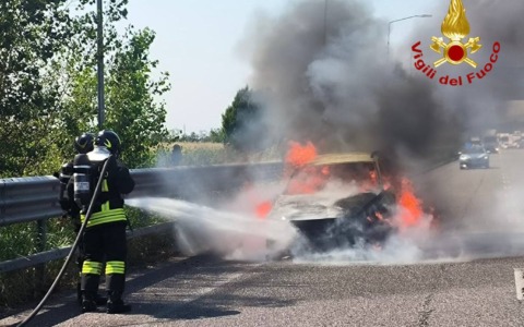 Tangenziale Sud: a fuoco un’auto, l’intervento dei Vigili del Fuoco