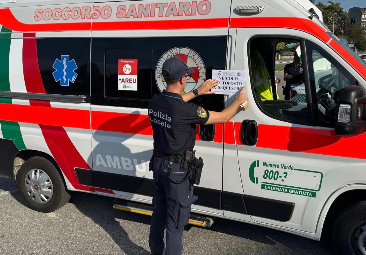 Trasporta il paziente in ospedale ma risulta senza assicurazione, ambulanza sequestrata