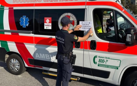 Trasporta il paziente in ospedale ma risulta senza assicurazione, ambulanza sequestrata