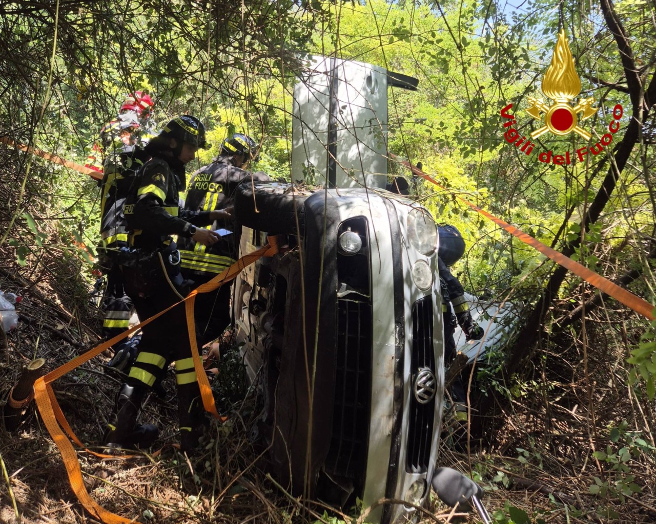 Tremosine sul Garda: auto finisce nel burrone