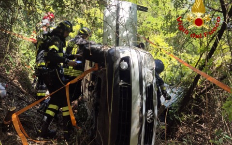 Tremosine sul Garda: auto finisce nel burrone