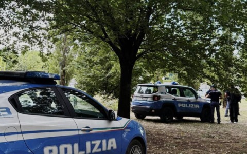 Urla dal parco per attirare la vittima e poi la coppia mette in atto la rapina: arrestati entrambi