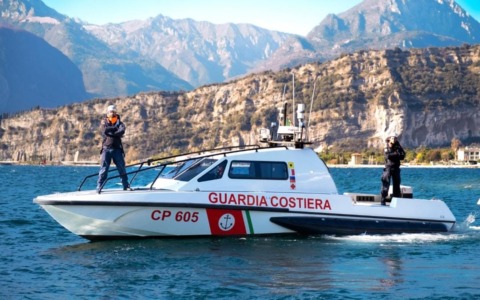 Velisti soccorsi durante una regata: 22 giovani salvati dalla Guardia Costiera