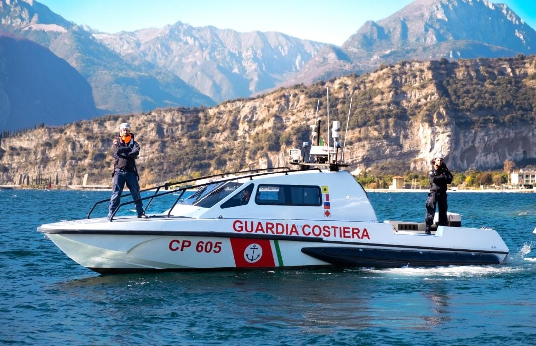 Velisti soccorsi durante una regata: 22 giovani salvati dalla Guardia Costiera
