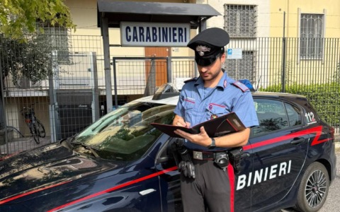 Viola il divieto di avvicinamento e si reca a casa della ex moglie: arrestato