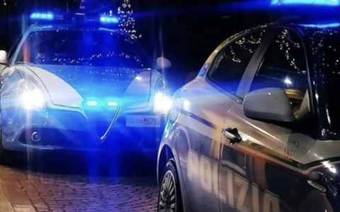 Violenta lite nei pressi di una gelateria, tavoli ribaltati e sangue sul pavimento: in manette un 45enne