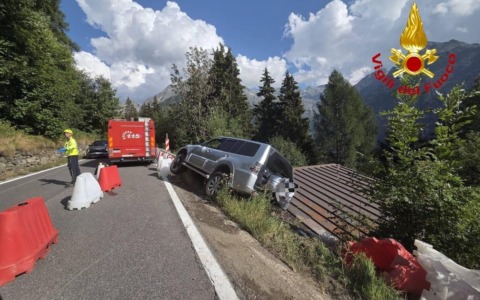 Auto fuori strada sulla Statale 42 verso il Tonale: paura per un automobilista di 59 anni