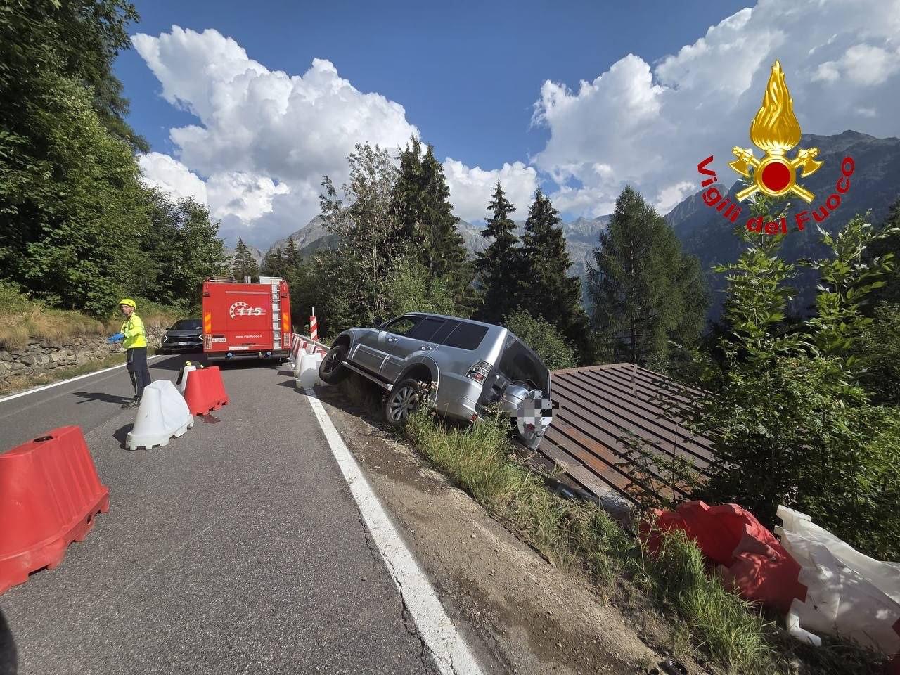 Auto fuori strada sulla Statale 42 verso il Tonale: paura per un automobilista di 59 anni