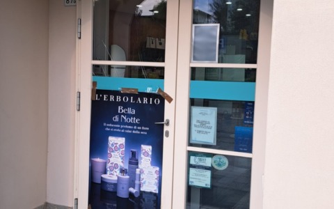 Erbusco, spaccata alla farmacia Santa Rita: tombino contro la vetrata, poi la fuga