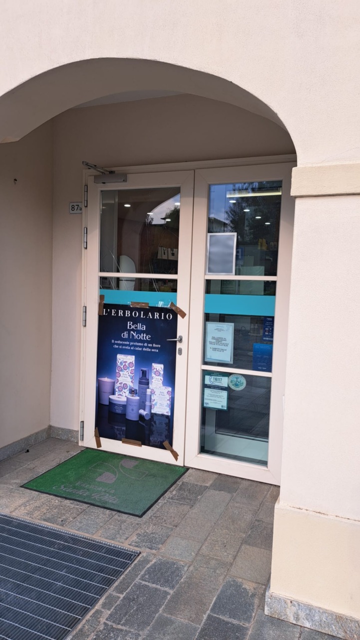 Erbusco, spaccata alla farmacia Santa Rita: tombino contro la vetrata, poi la fuga
