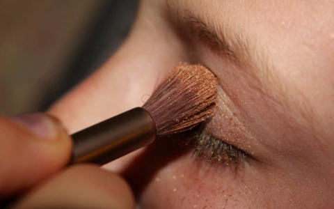 Espresso makeup: la tendenza che trasforma un caffè in filosofia di bellezza essenziale