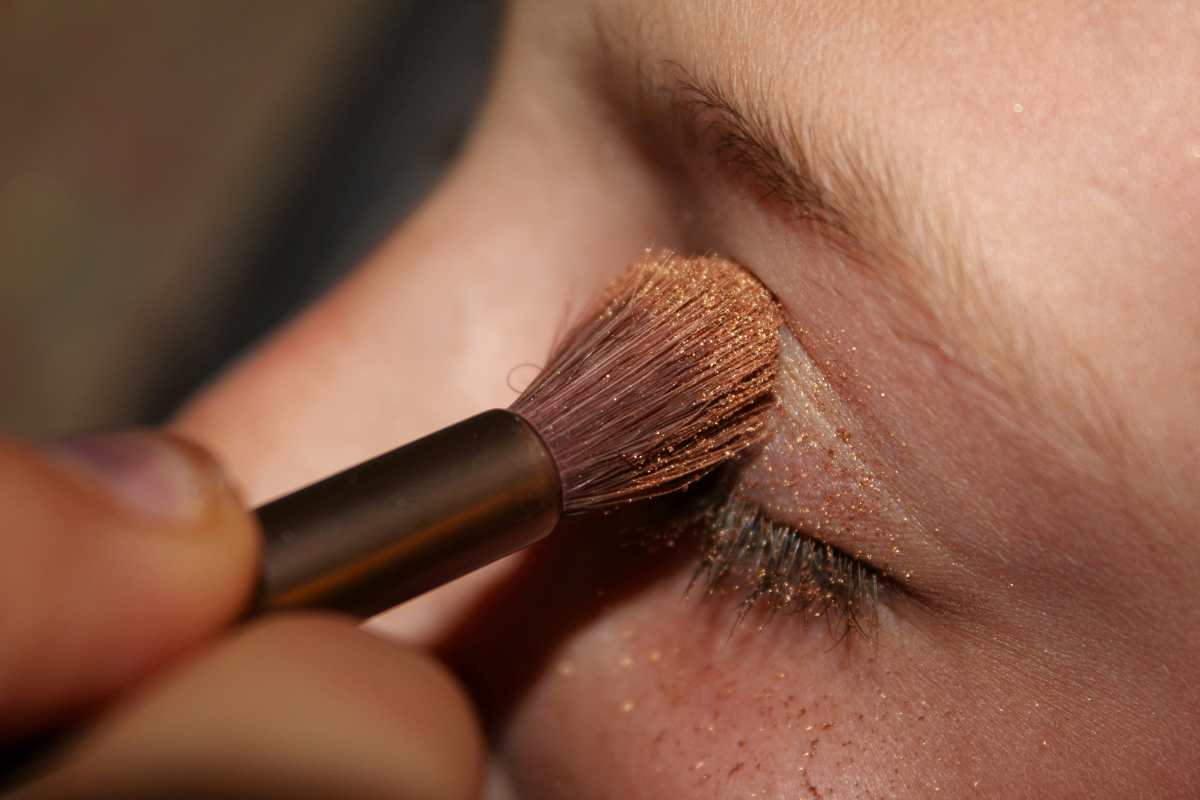 Espresso makeup: la tendenza che trasforma un caffè in filosofia di bellezza essenziale