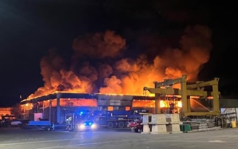 Incendio di Erbusco: distrutta la fabbrica e tre barche
