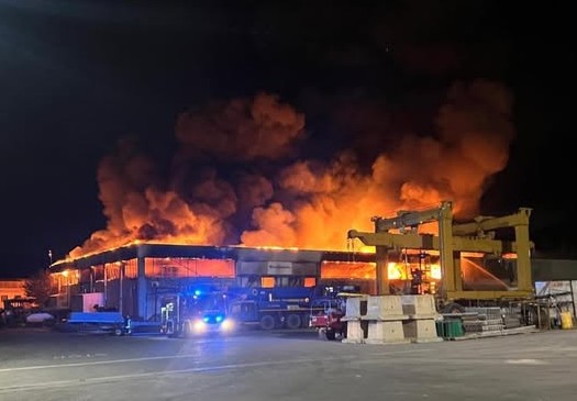 Incendio di Erbusco: distrutta la fabbrica e tre barche