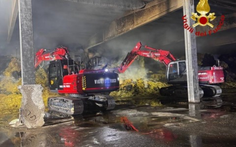 Maxi incendio a Trenzano, in fiamme mille balle di fieno