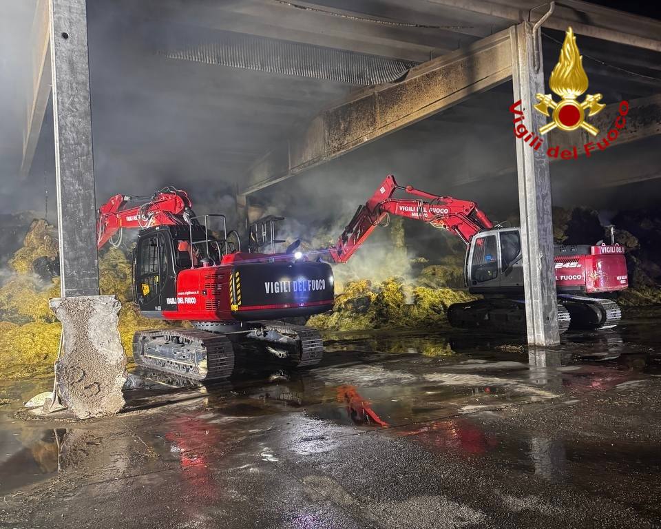 Maxi incendio a Trenzano, in fiamme mille balle di fieno