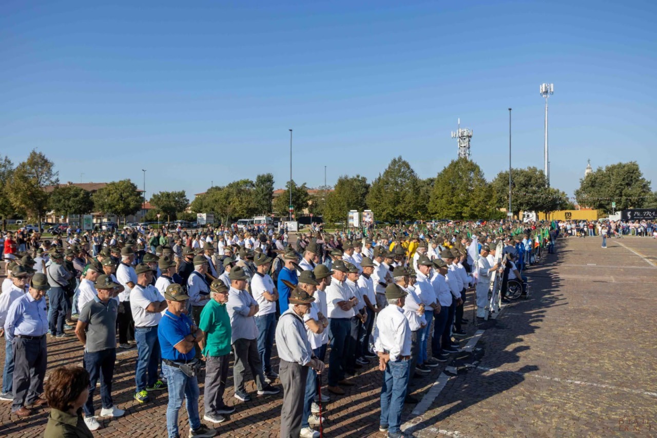Palazzolo celebra un secolo di Alpini: una città intera sfila con le Penne Nere