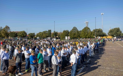 Palazzolo celebra un secolo di Alpini: una città intera sfila con le Penne Nere