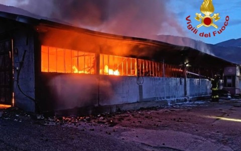 A fuoco il capannone di un’azienda a Gianico: paura nella notte