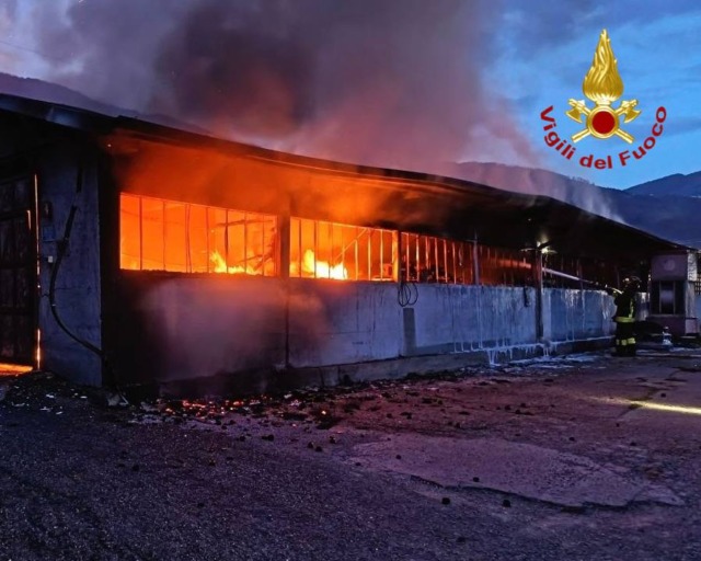 A fuoco il capannone di un’azienda a Gianico: paura nella notte